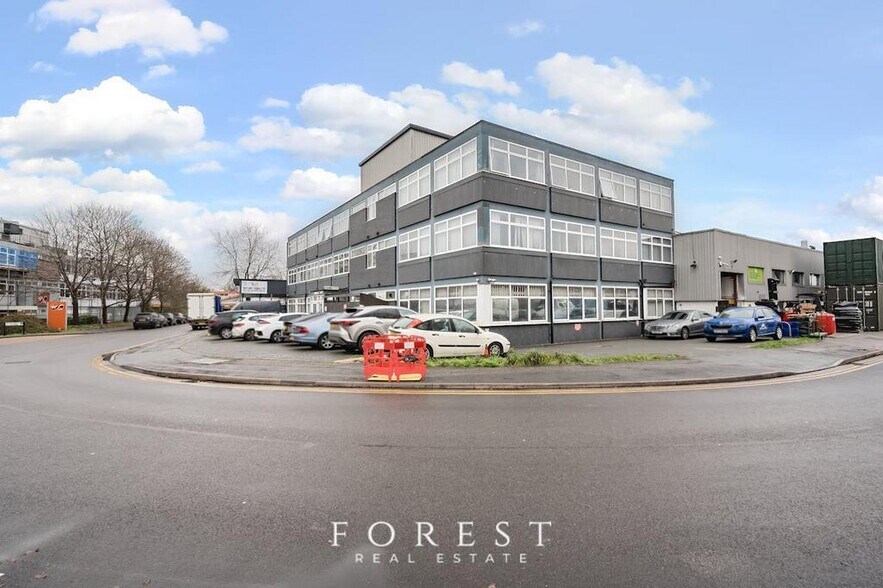 6 Greycaine Rd, Watford à vendre - Photo de l’immeuble – Image 2 sur 10
