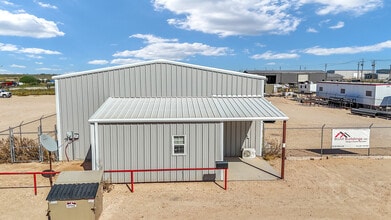 2107 E County Road 130, Midland, TX à louer Photo de l’immeuble– Image 1 sur 10
