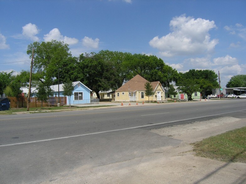 4926 E Cesar Chavez St, Austin, TX à louer - Photo de l’immeuble – Image 3 sur 14