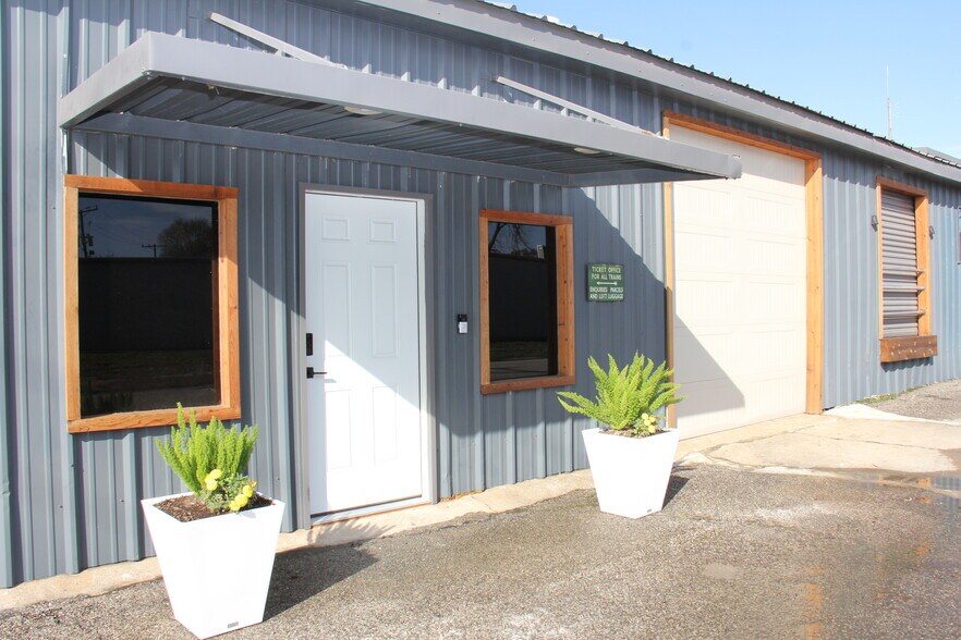 98 Avenue A, Conroe, TX à louer - Photo de l’immeuble – Image 1 sur 35