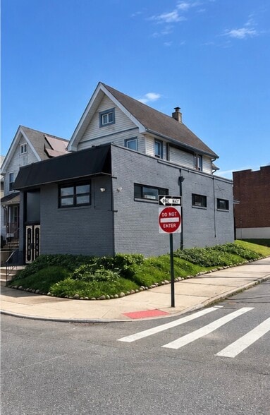 1168 Forest Ave, Staten Island, NY à vendre - Photo de l’immeuble – Image 2 sur 26