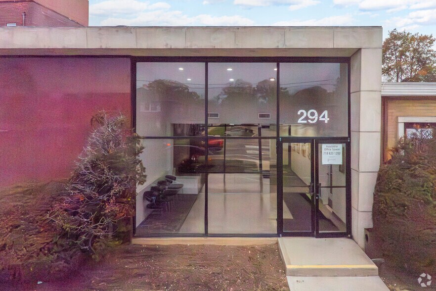294 W Merrick Rd, Freeport, NY à louer - Photo de l’immeuble – Image 3 sur 5