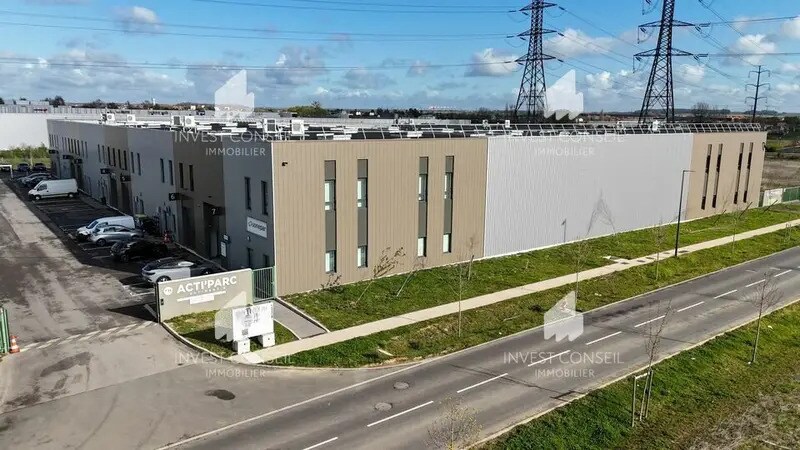 Local d’activités dans Persan à louer - Photo de l’immeuble – Image 2 sur 8
