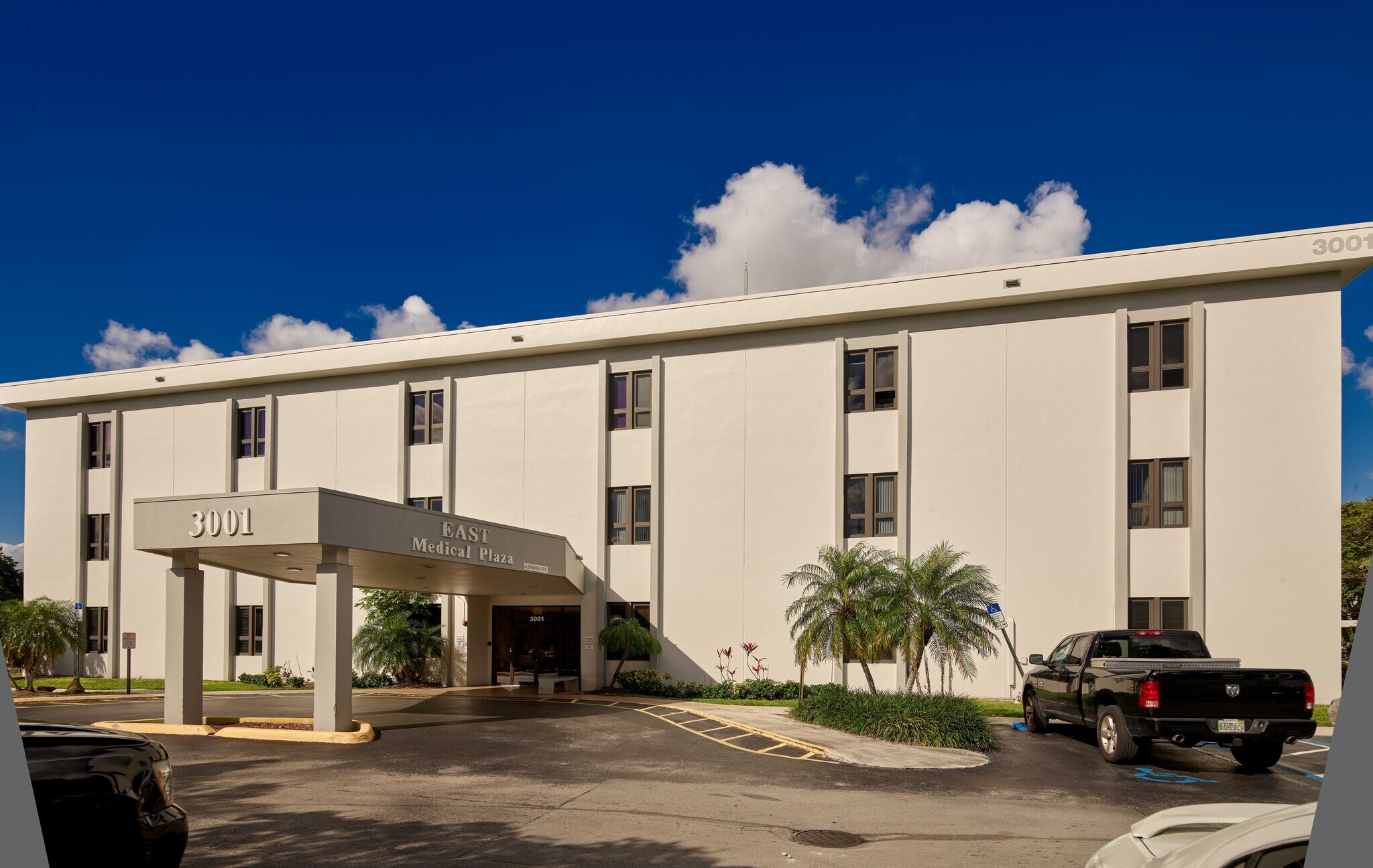 3001 NW 49th Ave, Lauderdale Lakes, FL à louer Photo de l’immeuble– Image 1 sur 10