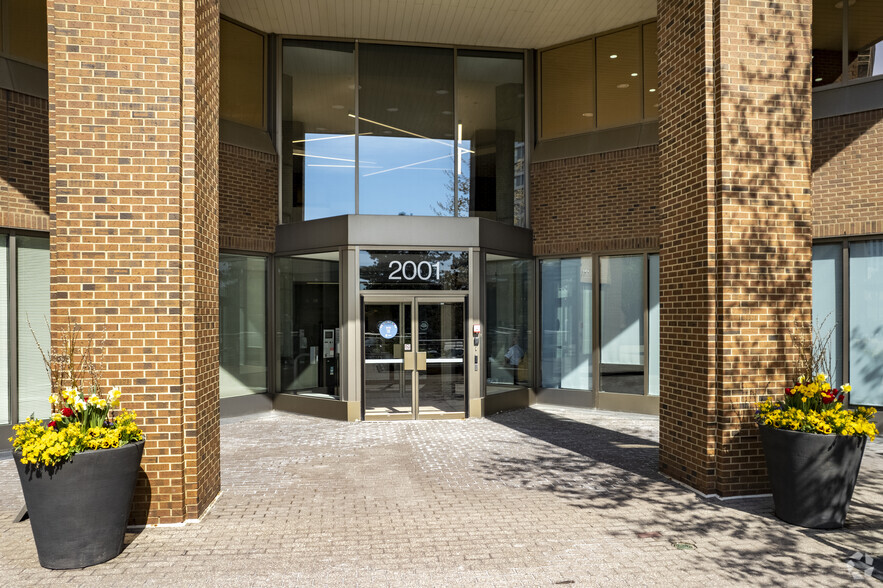 2001 Sheppard Ave E, Toronto, ON à louer - Photo de l’immeuble – Image 3 sur 13