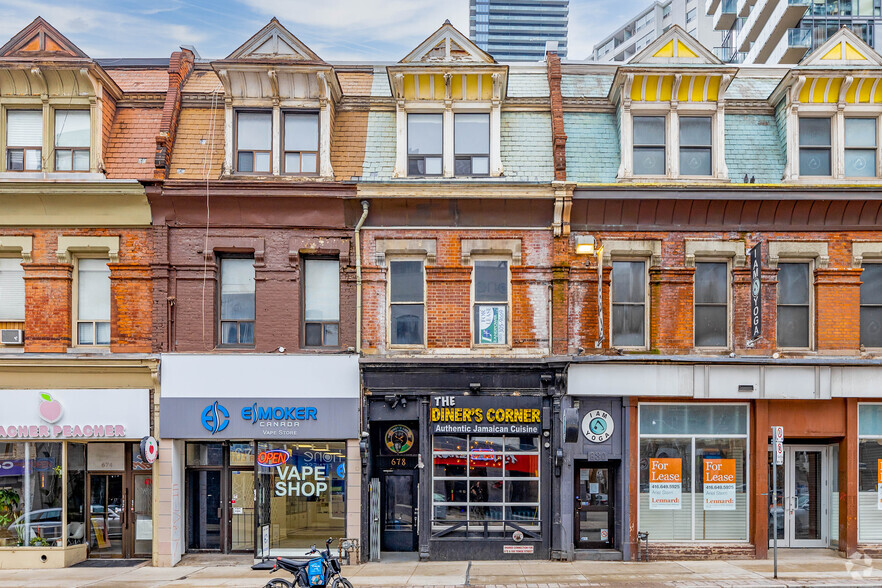 676-678 Yonge St, Toronto, ON à vendre - Photo principale – Image 1 sur 2