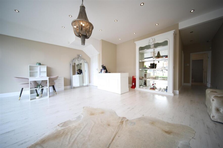 15 Hampden Sq, Londres à vendre - Photo de l’immeuble – Image 2 sur 8