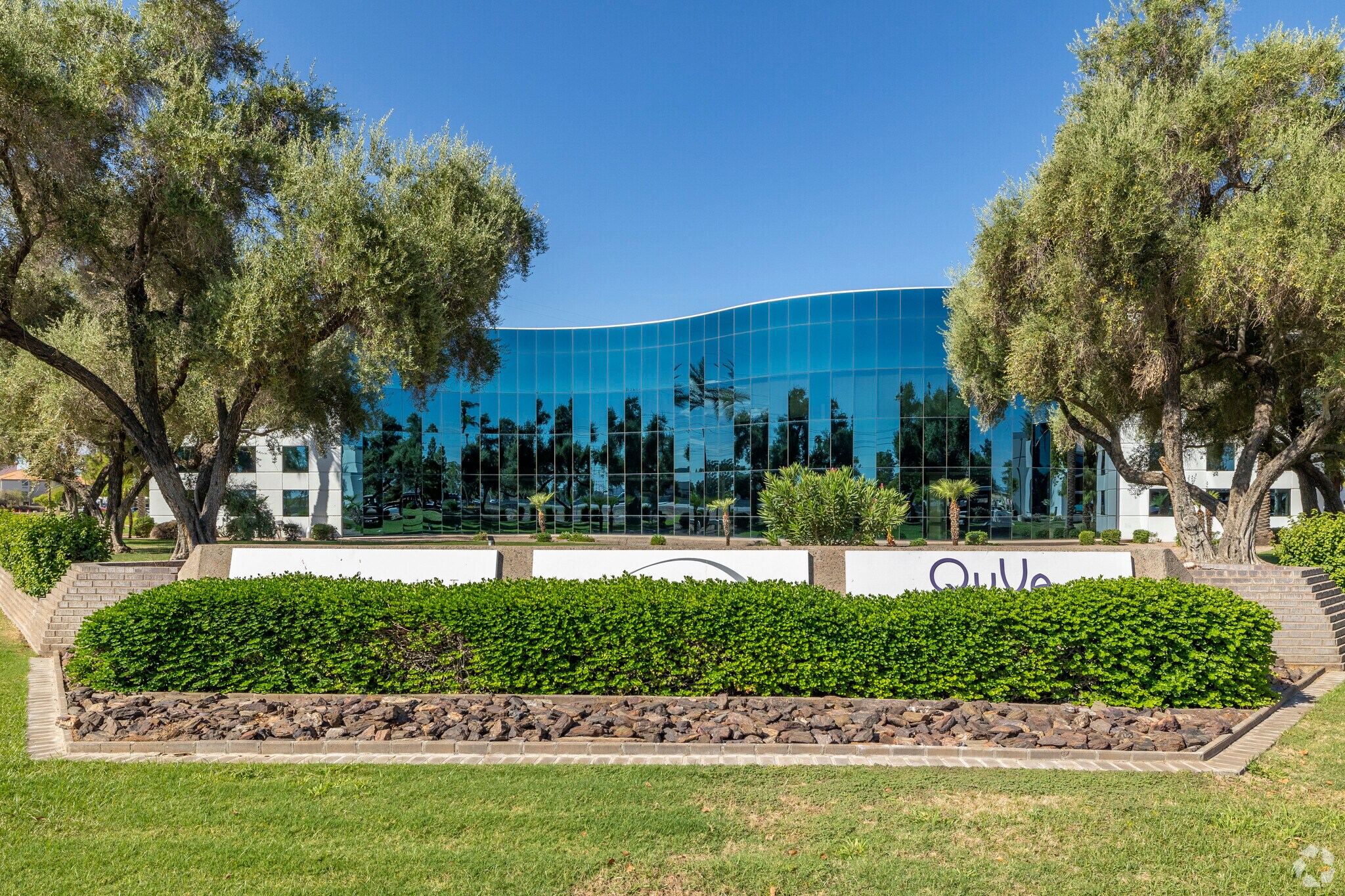 4717 E Hilton Ave, Phoenix, AZ à louer Photo de l’immeuble– Image 1 sur 10