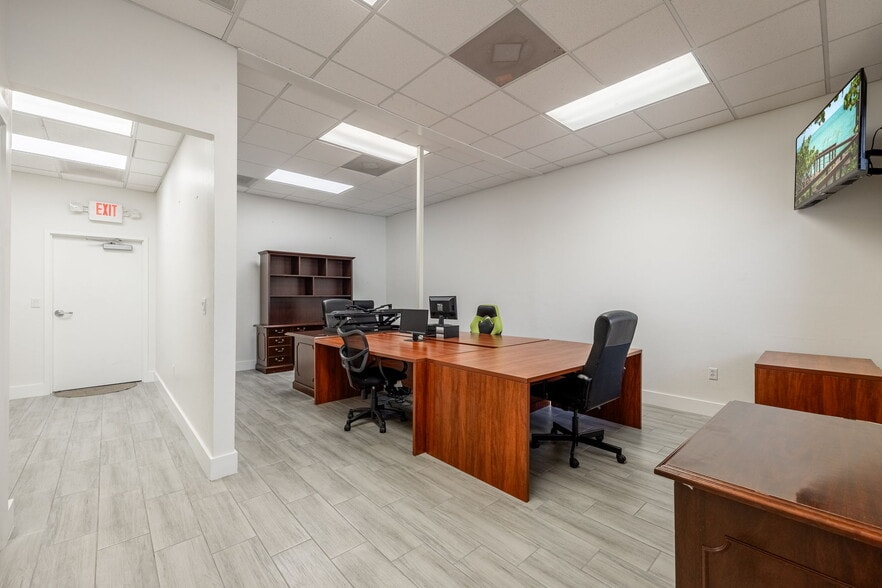 7997 Mercantile St, North Fort Myers, FL à vendre - Photo intérieure – Image 2 sur 18