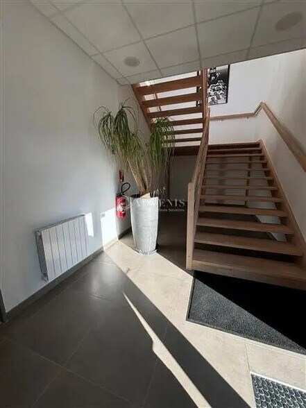 Bureau dans Saint-Denis-en-Val à louer - Photo de l’immeuble – Image 2 sur 9
