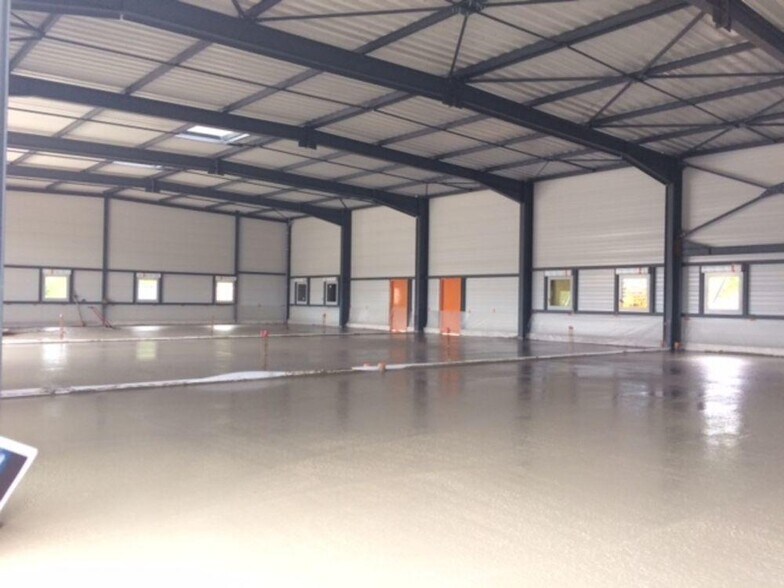 Local d’activités dans Grand-Charmont à louer - Photo de l’immeuble – Image 3 sur 6