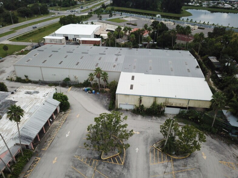 2787 N Tamiami Trl, North Fort Myers, FL à vendre - Photo de l’immeuble – Image 3 sur 6