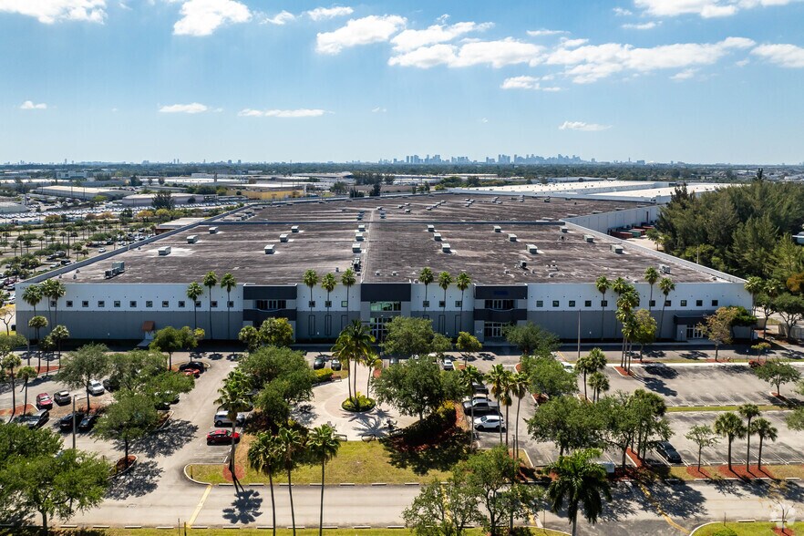 6301 E 10th Ave, Hialeah, FL à louer - Photo de l’immeuble – Image 3 sur 7