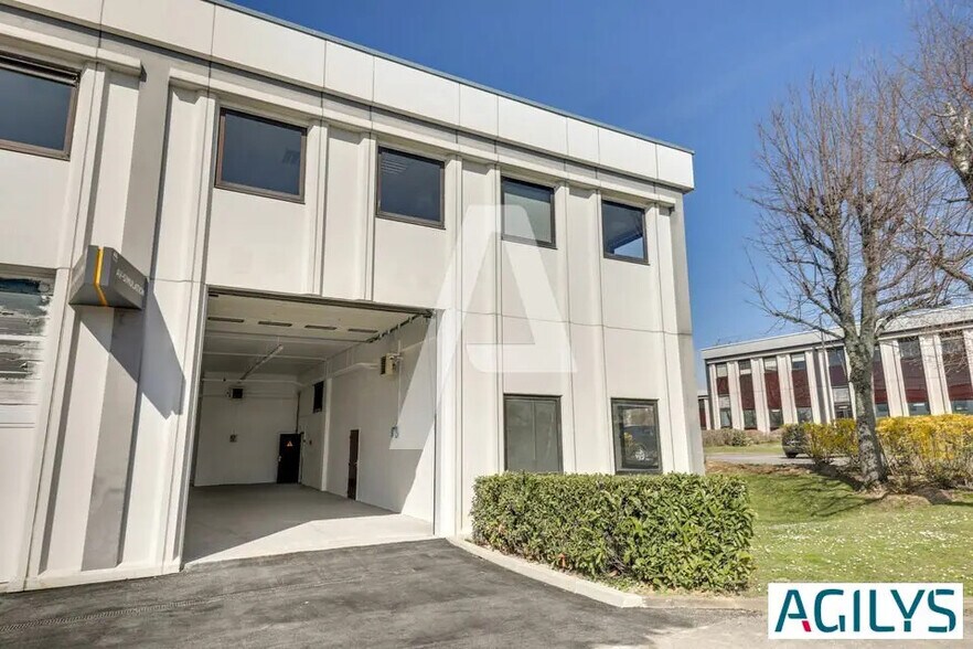 Local d’activités dans à louer - Photo de l’immeuble – Image 3 sur 7