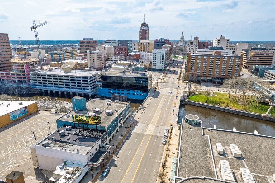 300 E Michigan Ave, Lansing, MI à louer - Photo de l’immeuble – Image 3 sur 9
