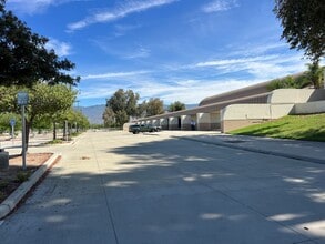 115 N Del Rosa Dr, San Bernardino, CA à louer Photo intérieure– Image 2 sur 29