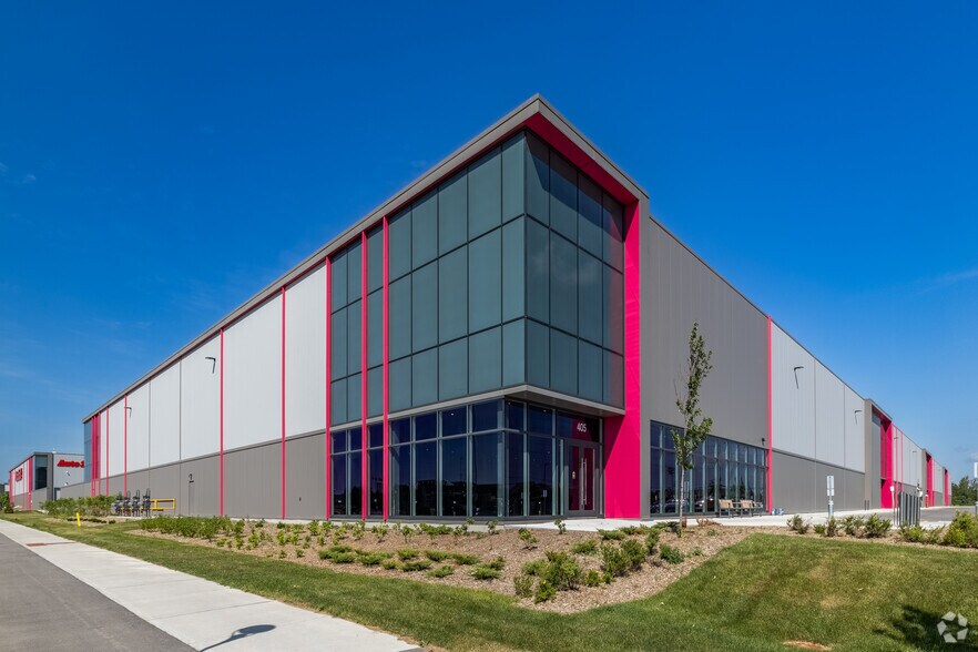 405 Huntmar Dr, Ottawa, ON à louer - Photo de l’immeuble – Image 1 sur 5