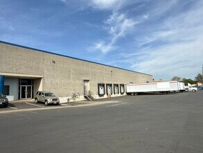 104 Sunfield Ave, Edison, NJ à louer Photo de l’immeuble– Image 2 sur 2