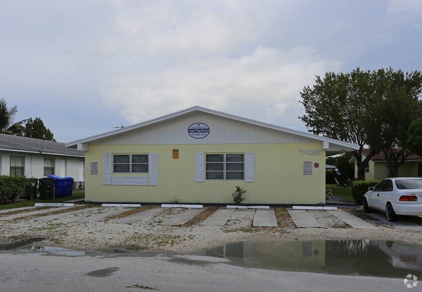 749 NE 13th Ct, Fort Lauderdale, FL à vendre - Photo de l’immeuble – Image 2 sur 3