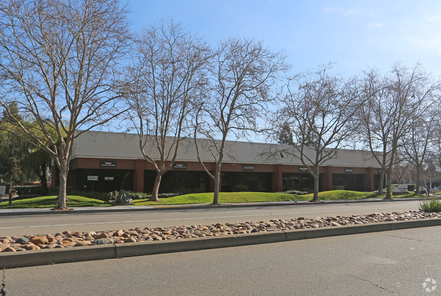 2340 Santa Rita Rd, Pleasanton, CA à louer - Photo de l’immeuble – Image 3 sur 3