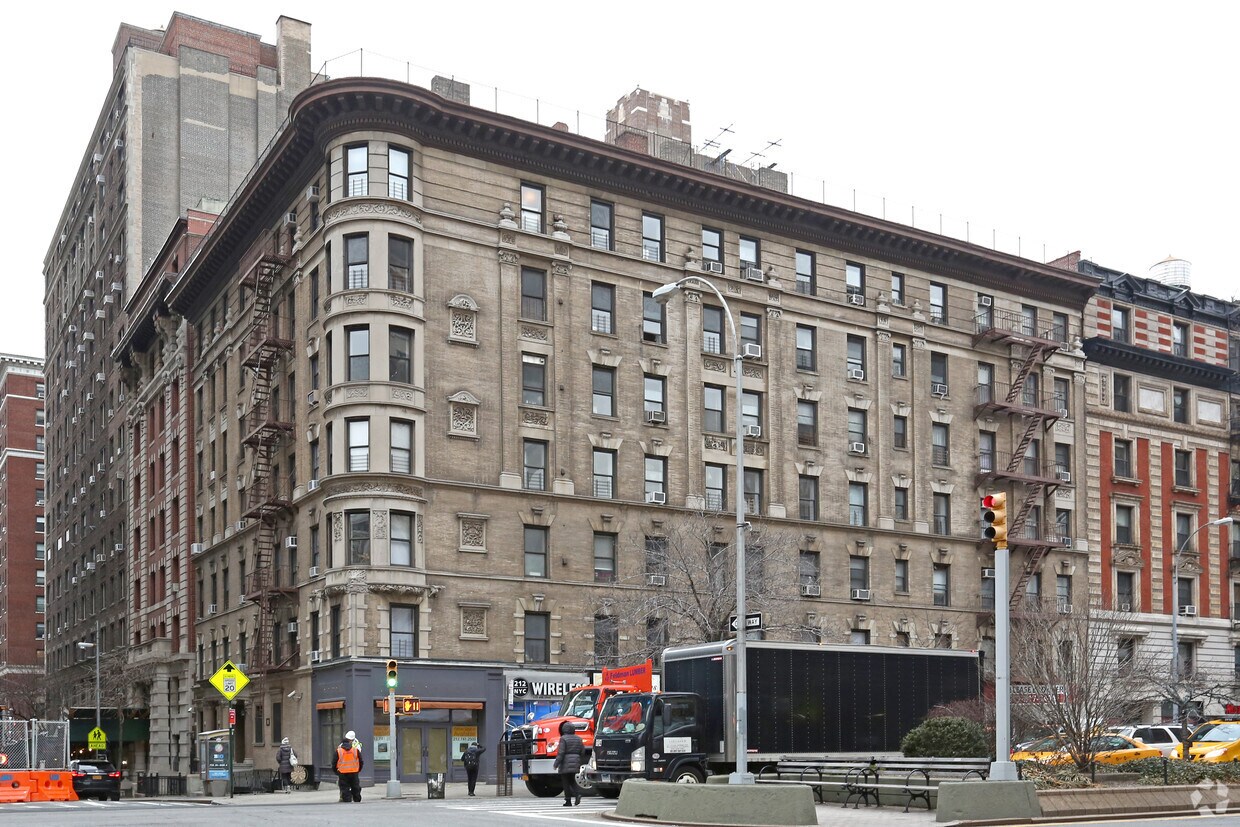 251 W 81st St, New York, NY à louer Photo de l’immeuble– Image 1 sur 13
