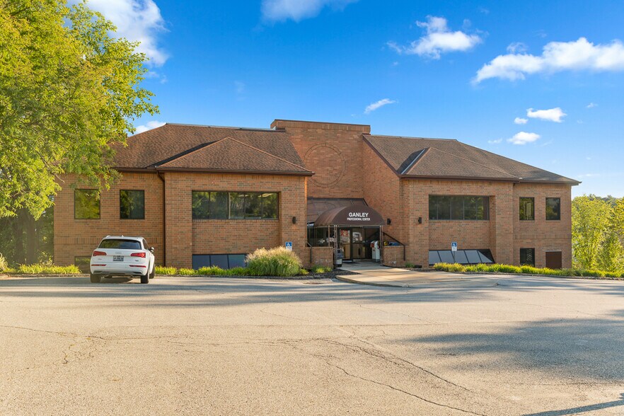 8748 Brecksville Rd, Brecksville, OH à louer - Photo de l’immeuble – Image 3 sur 13