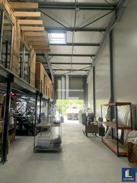 Local d’activités dans Vence à louer - Photo de l’immeuble – Image 2 sur 8