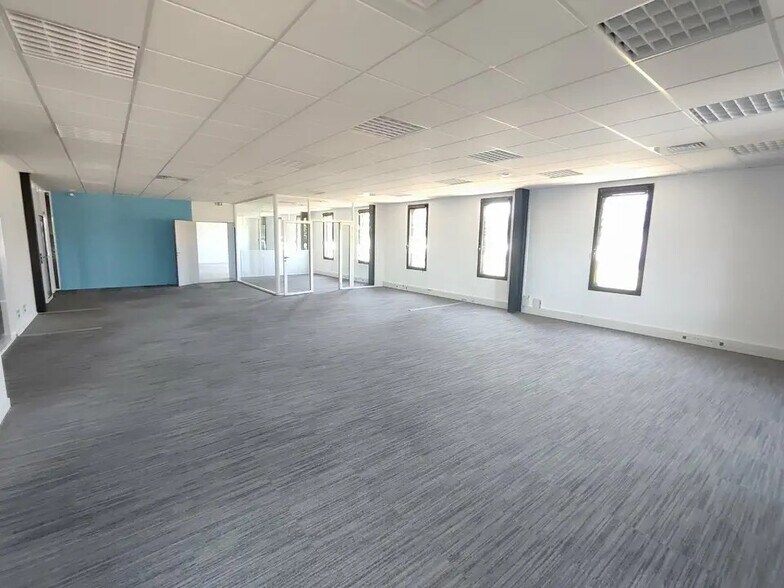 Bureau dans Vaulx-Milieu à louer - Photo de l’immeuble – Image 1 sur 13