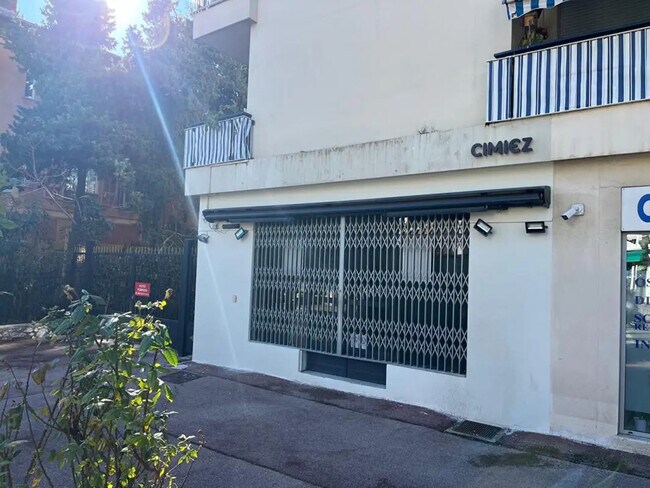 Plus de détails pour Local commercial à vendre