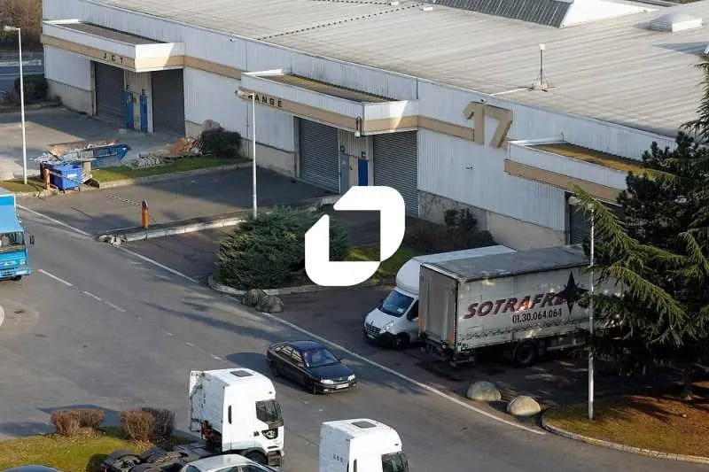 Local d’activités dans Aulnay-sous-Bois à louer - Photo de l’immeuble – Image 1 sur 2