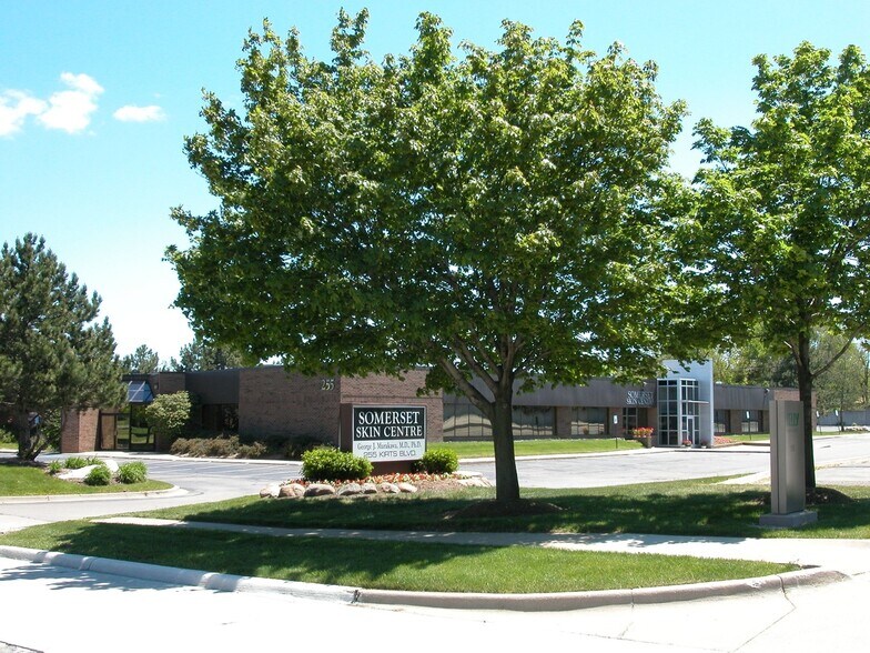 255 Kirts Blvd, Troy, MI à louer - Photo de l’immeuble – Image 2 sur 9