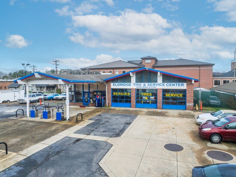 81 S Broad St, Brevard, NC à louer - Photo principale – Image 1 sur 4