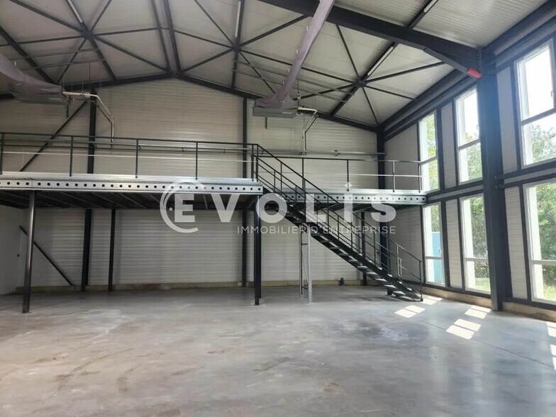 Local d’activités dans Chassieu à louer - Photo intérieure – Image 3 sur 17