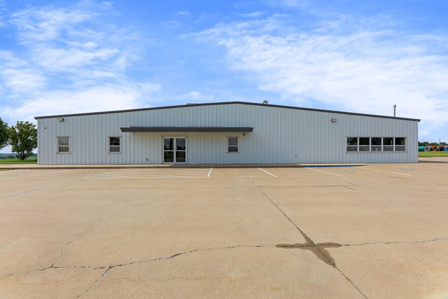 900 W Miller Rd, Iola, KS à vendre - Photo de l’immeuble – Image 3 sur 59
