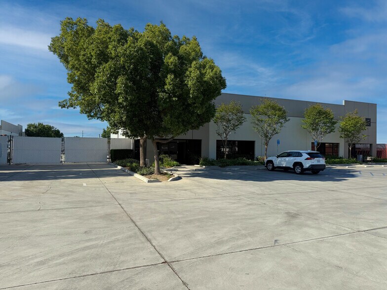 3555 Landco Dr, Bakersfield, CA à louer - Photo de l’immeuble – Image 2 sur 3