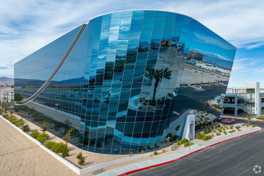 7160 Rafael Rivera Way, Las Vegas, NV à louer - Photo principale – Image 1 sur 21