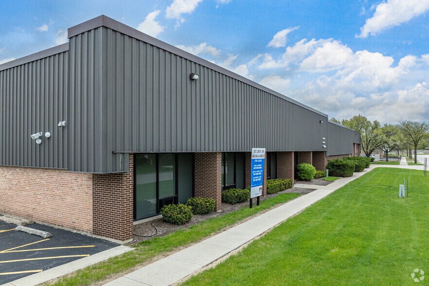 901 N Du Page Ave, Lombard, IL à louer - Photo principale – Image 1 sur 5