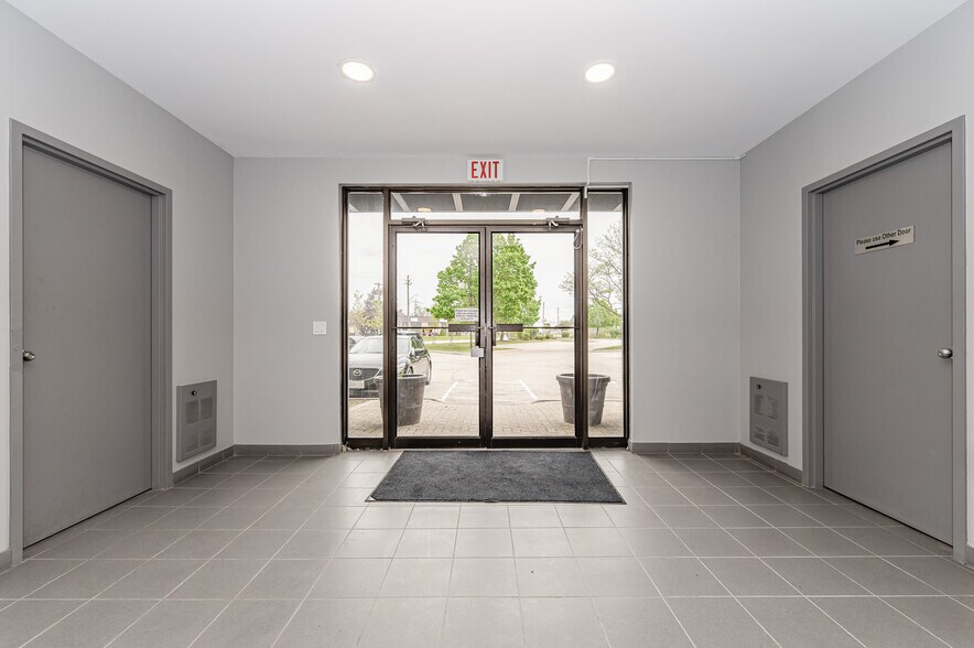 155 Frobisher Dr, Waterloo, ON à vendre - Photo de l’immeuble – Image 2 sur 13