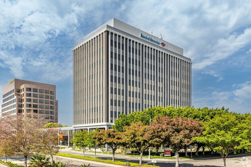 300 S Harbor Blvd, Anaheim, CA à louer - Photo de l’immeuble – Image 3 sur 9