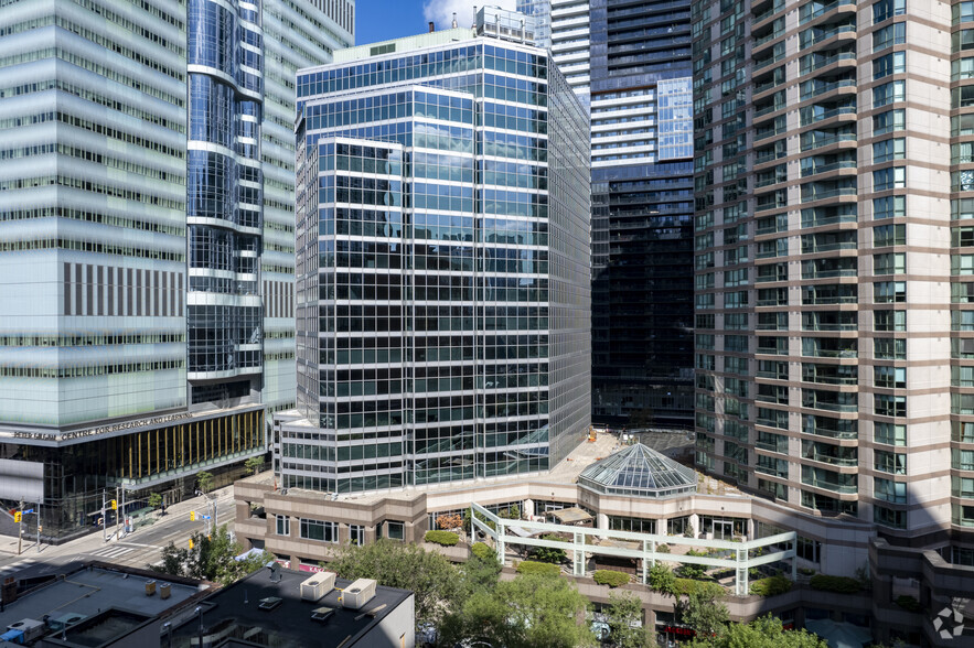 655 Bay St, Toronto, ON à louer - Photo de l’immeuble – Image 1 sur 5