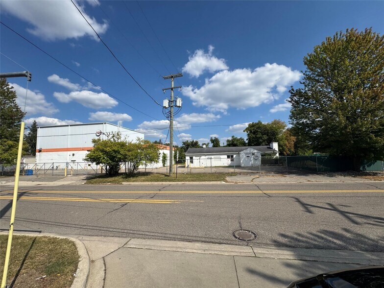 20720 Tuck Rd, Farmington Hills, MI à vendre - Photo de l’immeuble – Image 3 sur 13