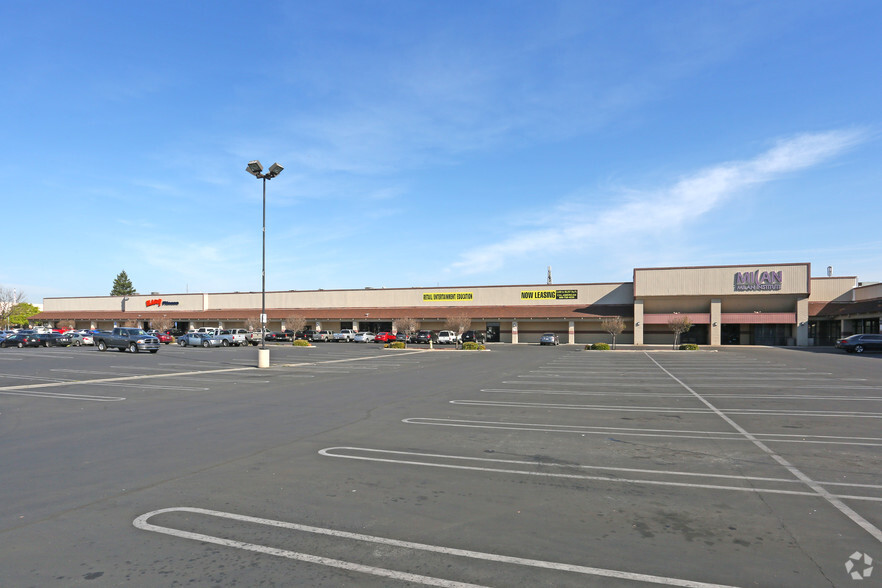 701-781 W Shaw Ave, Clovis, CA à louer - Photo de l’immeuble – Image 2 sur 4