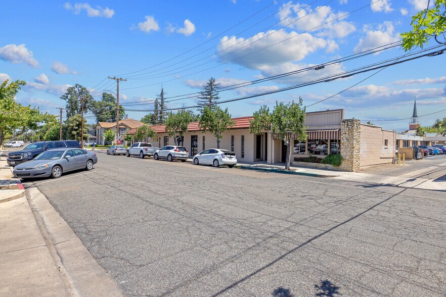210 N Floral St, Visalia, CA à vendre - Photo de l’immeuble – Image 2 sur 43