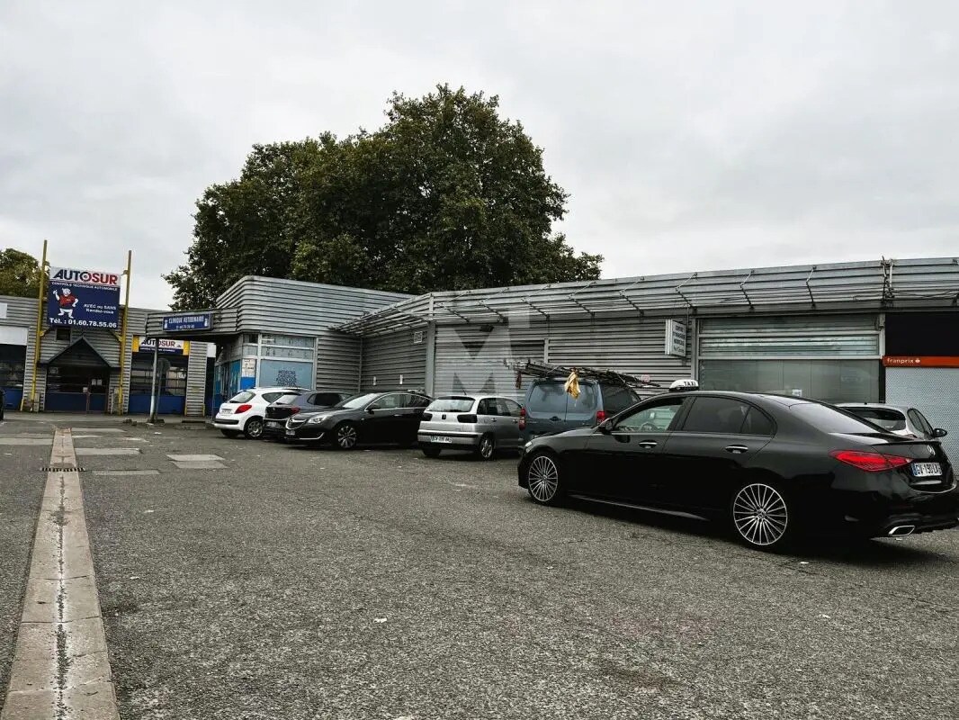 Local commercial dans Évry-Courcouronnes à louer Photo de l’immeuble– Image 1 sur 10