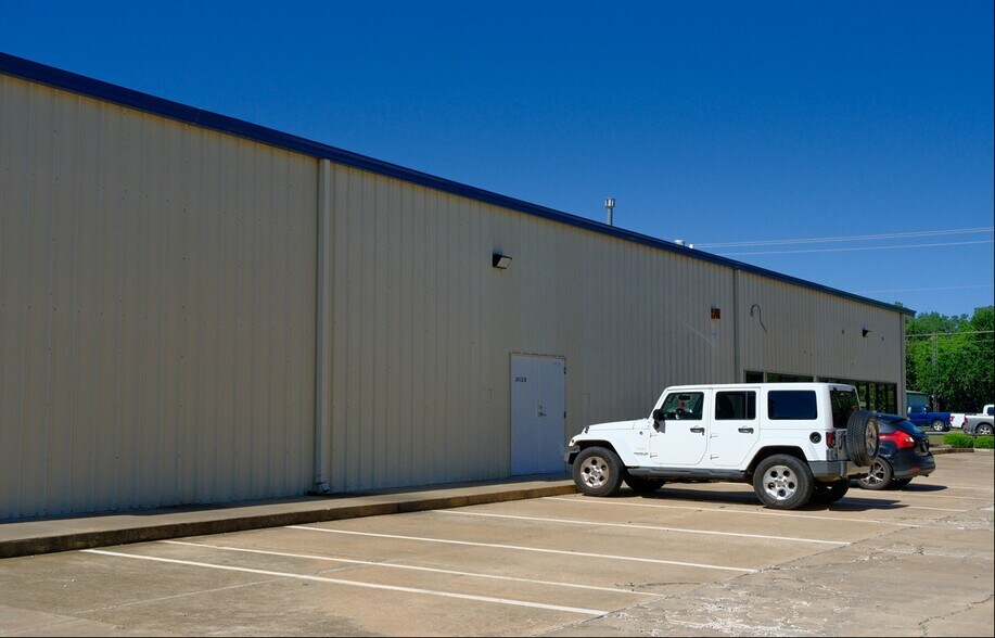 2412 S Douglas Blvd, Oklahoma City, OK à louer - Photo de l’immeuble – Image 3 sur 4