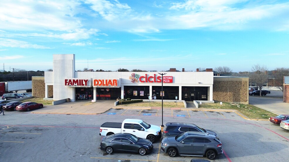 726 W Pioneer Pky, Grand Prairie, TX à louer - Photo principale – Image 1 sur 5