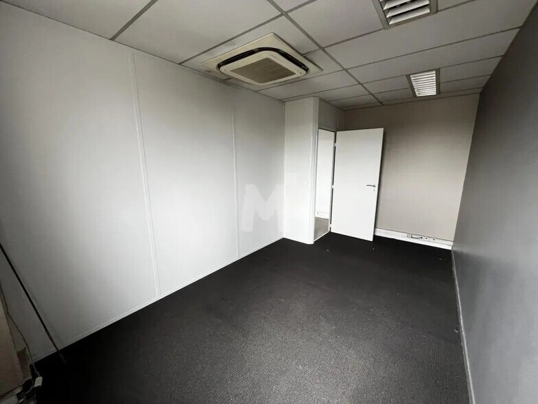 Bureau dans Viry-Châtillon à louer - Photo de l’immeuble – Image 3 sur 17