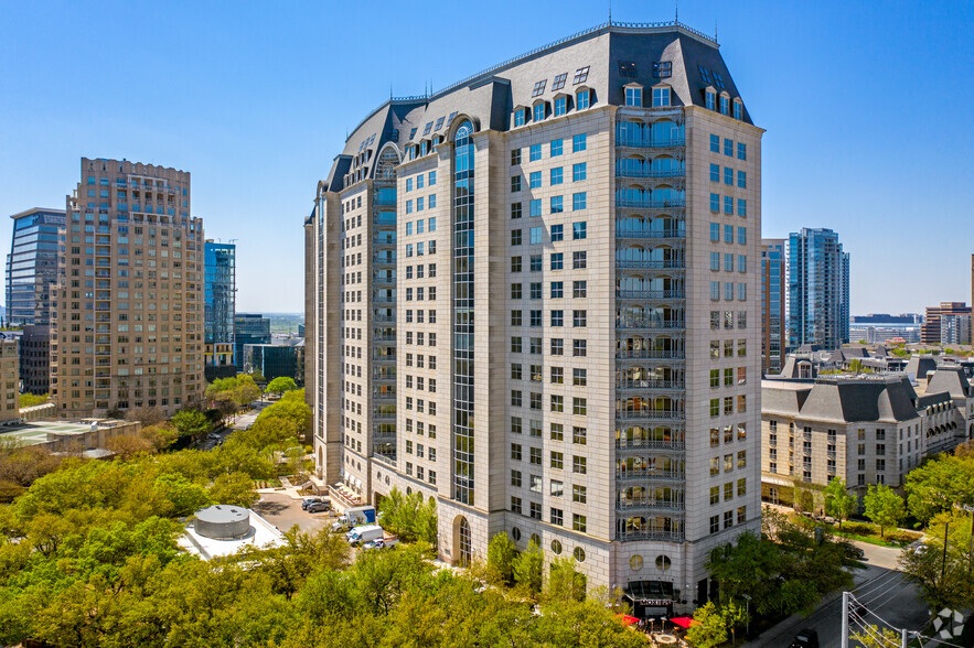 100 Crescent Ct, Dallas, TX à louer - Photo de l’immeuble – Image 2 sur 7