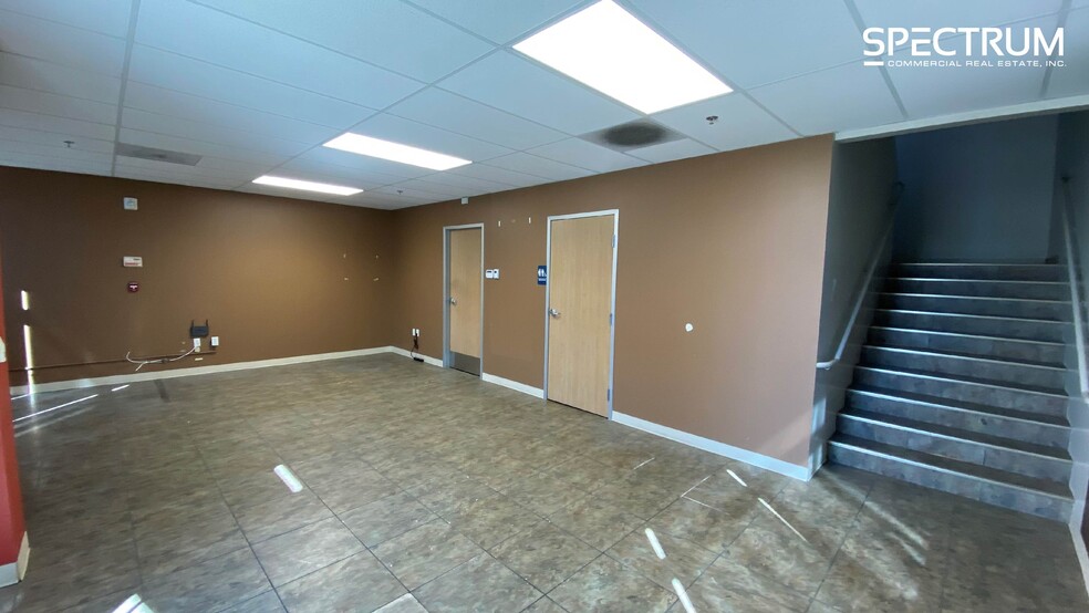 28522 Constellation Rd, Valencia, CA à louer - Photo de l’immeuble – Image 3 sur 11