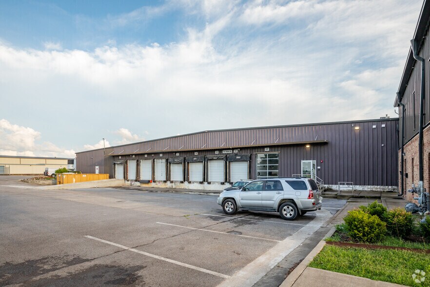 700 Swan Dr, Smyrna, TN à louer - Photo de l’immeuble – Image 3 sur 4